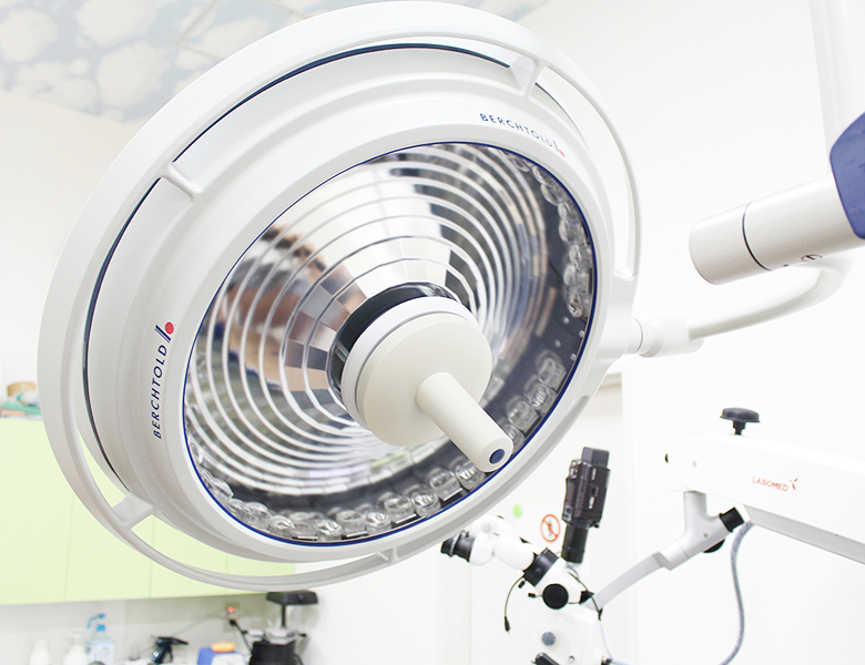 八千代緑が丘駅より徒歩1分の歯医者、公園都市プラザわかば歯科の無影灯